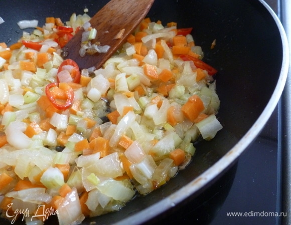 Нарезать морковь, сельдерей и чили. Кто не любит острое, уберите у чили семена или не кладите его вовсе. Добавить овощи в сковороду к луку и подрумянить.