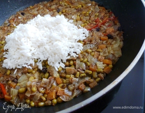 Всыпать рис. Разровнять сверху маша.