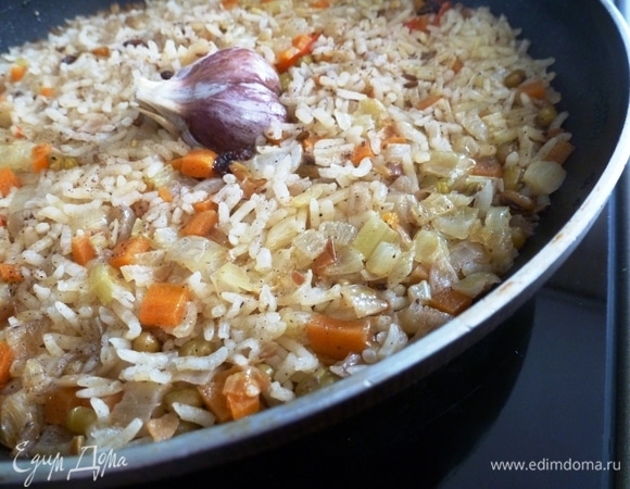 Когда пройдет время, выключить огонь, накрыть полотенцем и оставить машкичири на 10–20 минут. Затем разворошить, аккуратно перемешать все ингредиенты между собой.