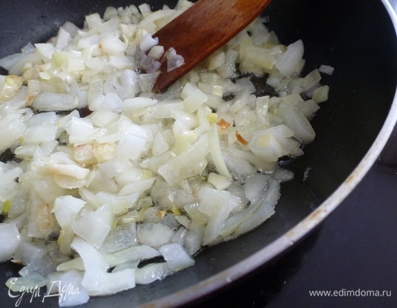 Лук мелко нарезать, выложить на разогретую сковороду, обжарить до прозрачности.