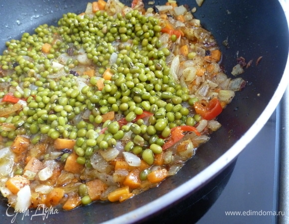 Добавить маш, залить водой выше на 1 см, накрыть крышкой и варить с момента закипания 20 минут на небольшом огне. Прежде чем засыпать рис, попробуйте фасолинку маша, она должна быть уже достаточно мягкой.