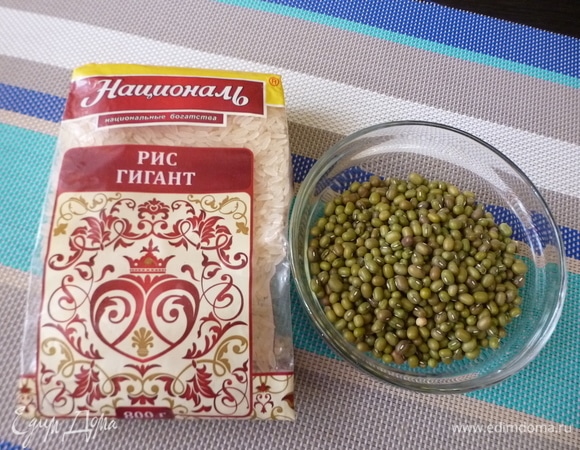Подготовить основные ингредиенты для машкичири. Рис «Гигант» ТМ «Националь» и маш промыть и замочить в воде на полчаса.