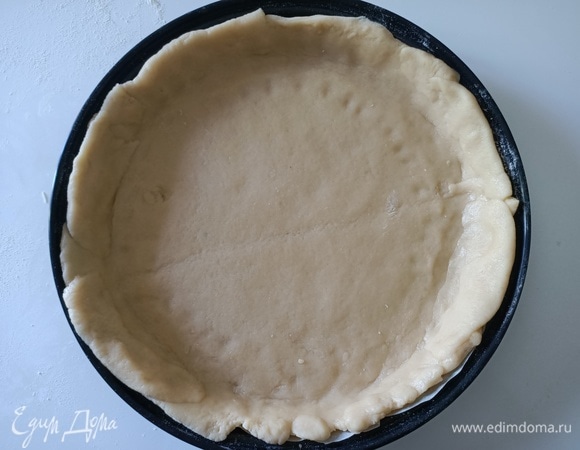 Охлажденное тесто разделить на две части (2/3 и 1/3). Большой кусок теста раскатать в пласт и выложить в форму, формируя бортик.