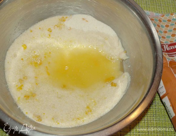 Соединить апельсиновый сок и вино. Добавить к манке. Перемешать.