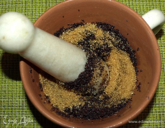 С мака слить лишную воду. Добавить к маку сахар и хорошо перетереть.