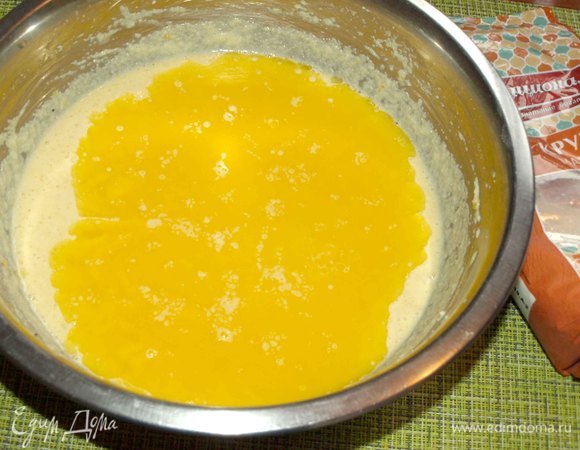 Сливочное масло растопить. Добавить к манке, перемешать. Масло не должно быть горячим.