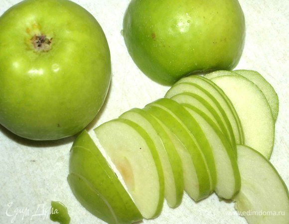Яблоки нарезать тонкими дольками.