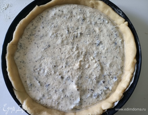 Выложить начинку. Разровнять.