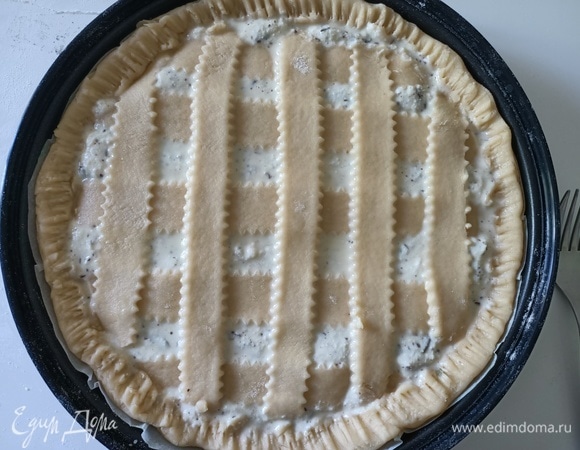 Вторую часть теста раскатать в пласт и вырезать полоски. Выложить сверху начинки в виде решетки.