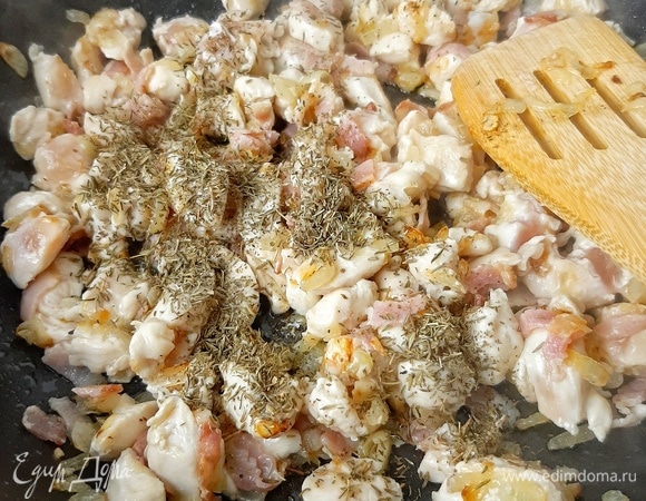 Нарезаем кубиком куриное филе, бекон — соломкой. Отправляем в сковороду к луку. Добавляем тимьян.