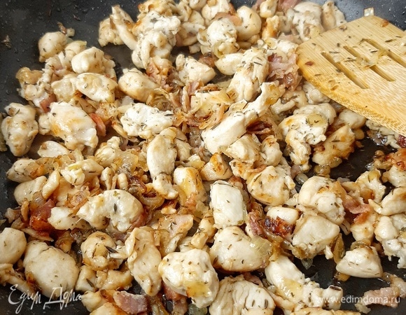 Обжариваем до легкого румянца.