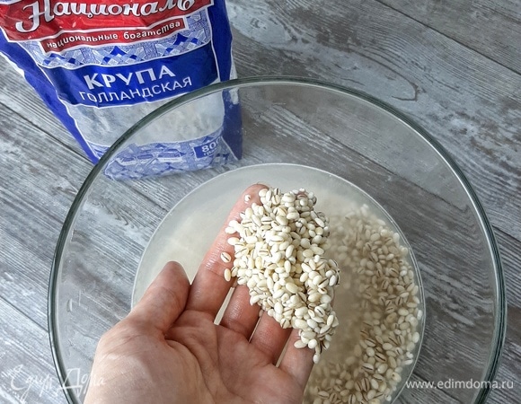 Перловую крупу ТМ «Националь» промываем несколько раз до прозрачности воды.