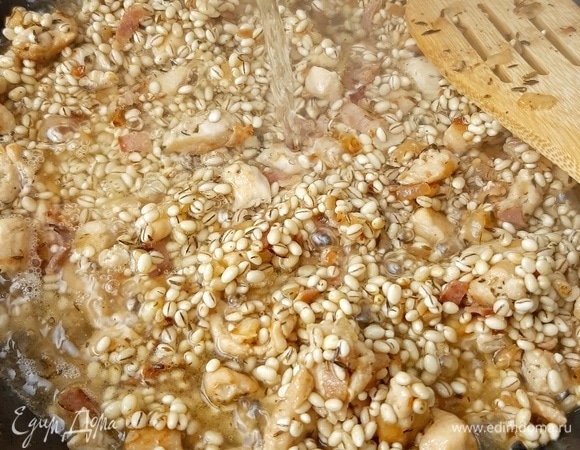 Наливаем горячую воду так, чтобы ее уровень был на 2 пальца выше. Солим по вкусу. Томим на медленном огне 20–25 минут. Периодически нужно помешивать, при необходимости можно добавить немного воды.