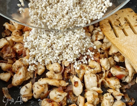 Отправляем промытую крупу к мясу и поджариваем все вместе пару минут.
