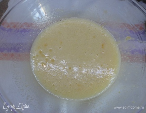 Отдельно смешать жидкие ингредиенты: яйца, растительное масло, сок лимона, цедру.