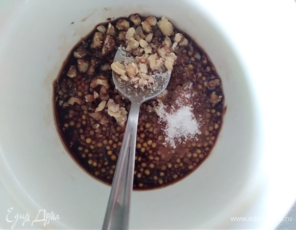 Соединить для заправки горчицу, соль, бальзамик и немного рубленых орехов.