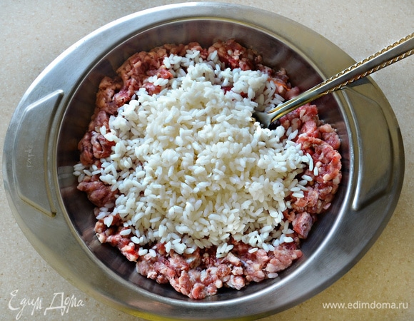 В фарш добавьте отваренный до полуготовности рис.