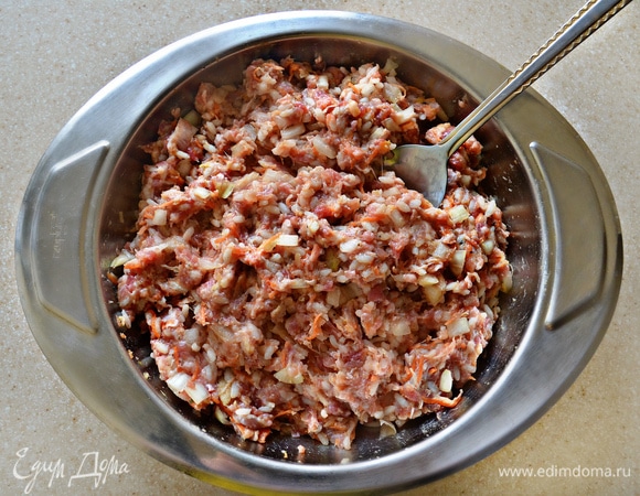 Далее лук с морковью, чеснок, приправьте солью, перцем и прованскими травами. Хорошо перемешайте.