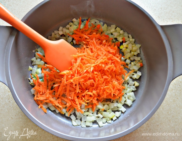 Для подливы нарежьте оставшуюся половину луковицы и крупно натрите морковь. Обжарьте на растительном масле, постоянно помешивая.