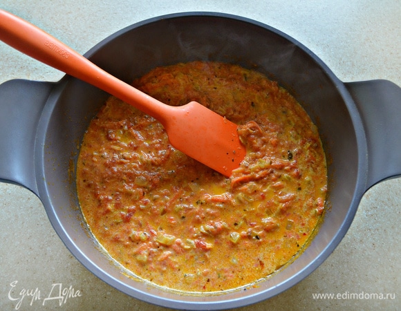 Добавьте томатный соус (готовый или пассата, я же использовала домашнюю заготовку), сметану, соль, перец и перемешайте. Тушите в течение 5 мин, немного добавив воды.