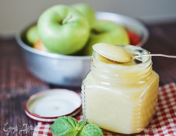 Из 1 кг яблок получается примерно 500 г пюре. Храните в холодильнике в герметичной таре до 7 дней. Также пюре можно заморозить и хранить в морозильной камере. Замораживайте порционно, чтобы при необходимости не пришлось размораживать весь запас (или не пытаться отколоть от него кусок).<br />
 