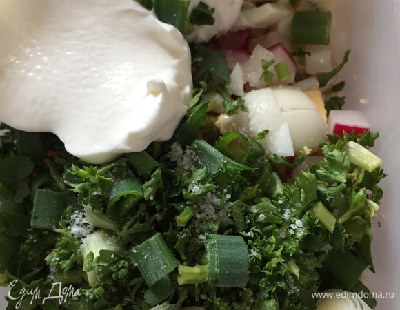 Отвариваем яйца, нарезаем мелко.