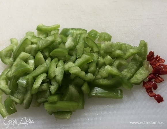 Соломкой нарезать болгарский и кайенский перцы.