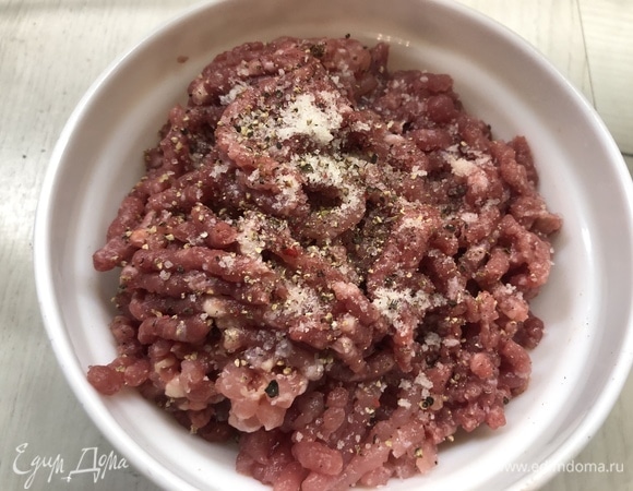 Фарш солим, перчим.