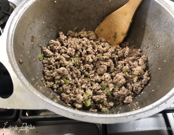 Добавляем в емкость фарш, постоянно перемешиваем.
