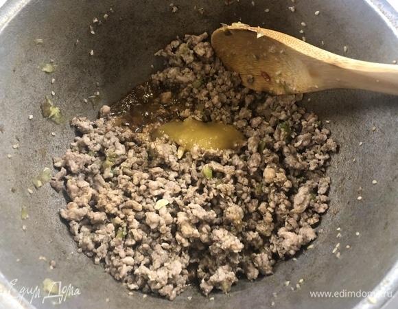 Добавляем столовую ложку меда, 2 столовые ложки соевого соуса, выдавливаем сок из половины лимона, перемешиваем. Приправляем сухой или мелко нарезанной мятой, за минуту до готовности добавляем литья петрушки. Перемешиваем, выключаем.