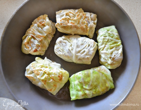 На разогретом подсолнечном масле обжарьте слегка голубцы в начале швом вниз, а затем с другой стороны для того, чтобы голубцы не распадались, а хорошо держали форму.