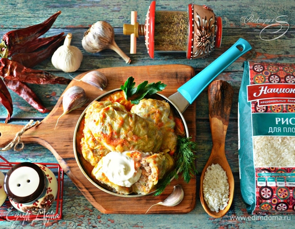 Готовые голубцы подавайте с подливой, сметаной и зеленью.