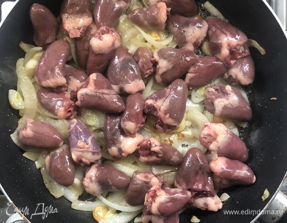 После того как лук обжарится, добавляем сердечки.