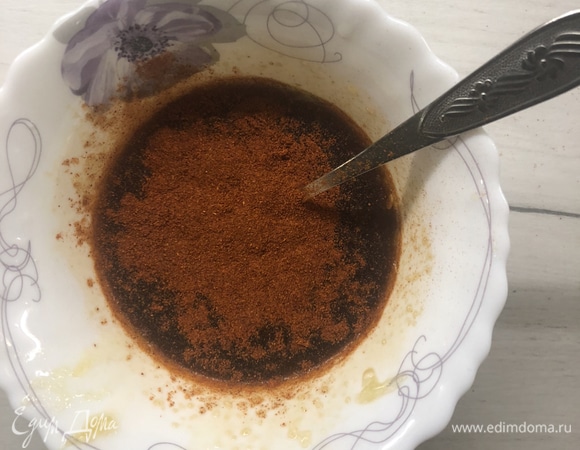 Для заправки перемешиваем мед 1,5 столовые ложки, 2,5 столовые ложки соевого соуса, чайную ложку сухого кайенского перца, выдавливаем сок лимона.