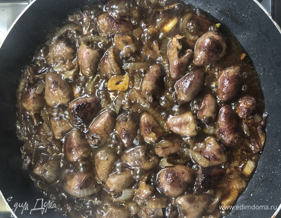 Отправляем заправку в сковороду, жарим до готовности.