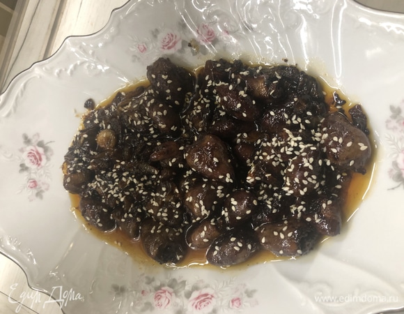 Перекладываем в блюдо. Украшаем кунжутом. Приятного аппетита!