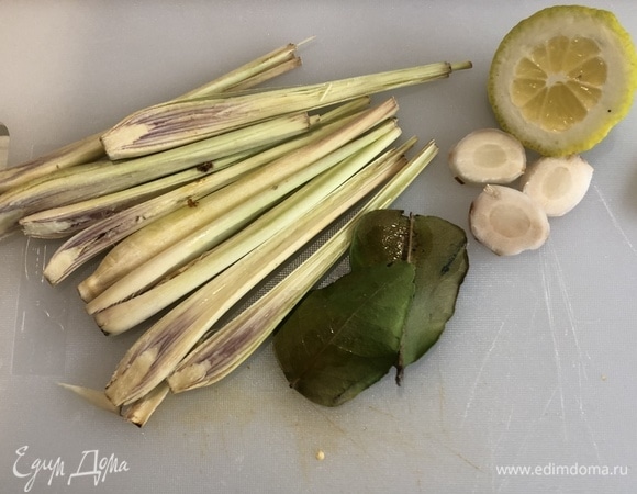 Лемонграсс отбиваем ручкой ножа, разрезаем вдоль, от корня галангала отрезаем 4 дольки. Добавляем листья лайма и отправляем все это в кастрюлю, заливаем водой, доводим до кипения, варим минут 10–15.