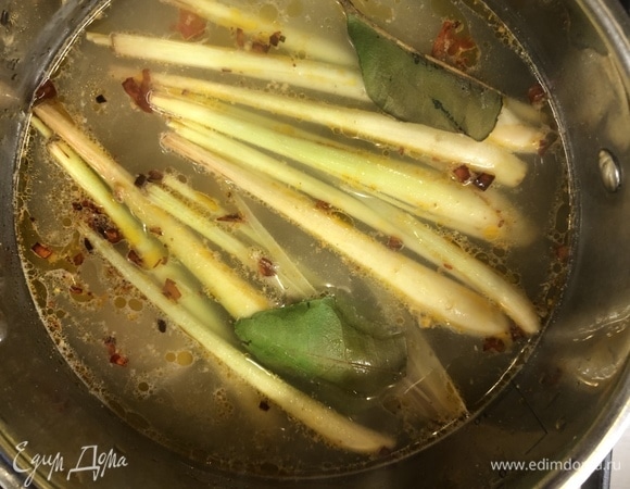 Добавляем зажарку. Лемонграсс, корень галангала и листья лайма можно достать до добавления зажарки, это не едят, но я решил их не убирать до конца приготовления.