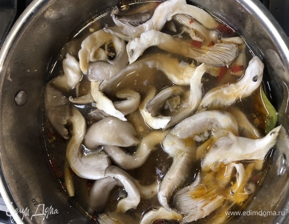 Каждый последующий ингредиент добавляем после закипания. Первыми идут нарезанные вдоль вешенки.