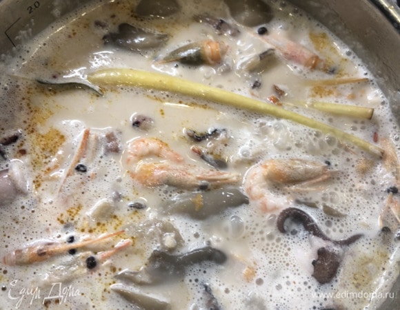 Добавляем 1 ст. л. соевого соуса, выдавливаем сок из половины лимона (можно использовать лайм). После закипания варим пару минут. Выключаем. Даем настоятся 10 минут.