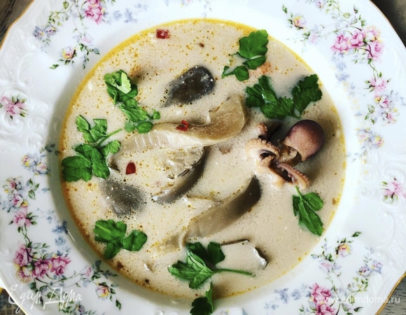 Выкладываем порционно, украшаем зеленью. Приятного аппетита.