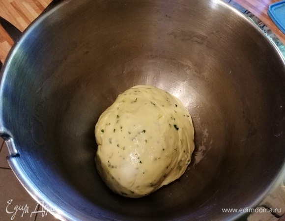 Воду слегка подогреть, растворить в воде сахар и добавить дрожжи. Размешать и оставить на 15 минут для активации. Когда на поверхности образуется характерная шапочка, дрожжи готовы к работе. Просеять муку, добавить остальные ингредиенты, влить дрожжевую воду и замесить мягкое тесто. Тесто и миску слегка смазать оливковым маслом, накрыть пленкой и поставить в теплое место на расстойку на 1 час. Половину желтка я оставила для смазывания хлеба перед выпечкой.