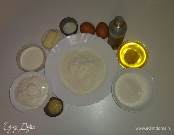 Вот все ингредиенты, которые понадобятся для приготовления торта. До начала приготовления крема сметану и сливки нужно поставить в холодильник, т. к. они должны быть хорошо охлажденными. Я использовала для приготовления торта цветочный мед.