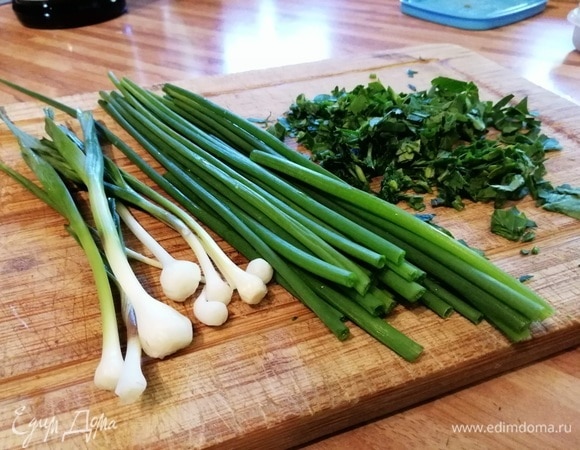 Для ароматного масла подойдет любая свежая зелень: зеленый лук, чеснок, шпинат, петрушка, укроп, базилик, черемша. У меня шнитт-лук, молодой чеснок и петрушка. Зелень следует мелко порубить.