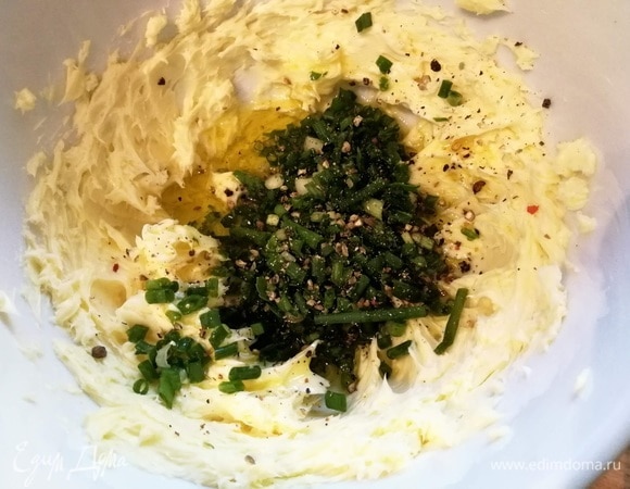 Размягченное сливочное масло взбить, добавить оливковое, соль, свежемолотый перец и снова взбить. Добавить всю зелень и перемешать. Отставить в сторону и дать настояться.