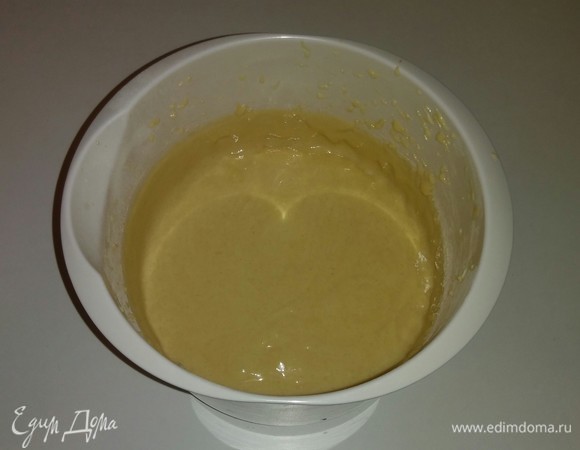 Затем в глубокую емкость добавляем просеянную блинную муку. И вымешиваем миксером тесто до гладкости. Оно получается густым, но льющимся.