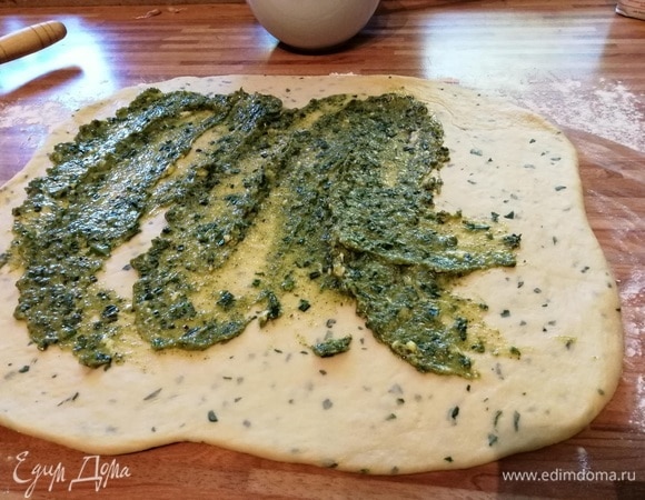 Раскатать тесто в прямоугольник. Распределить равномерно ароматное масло.