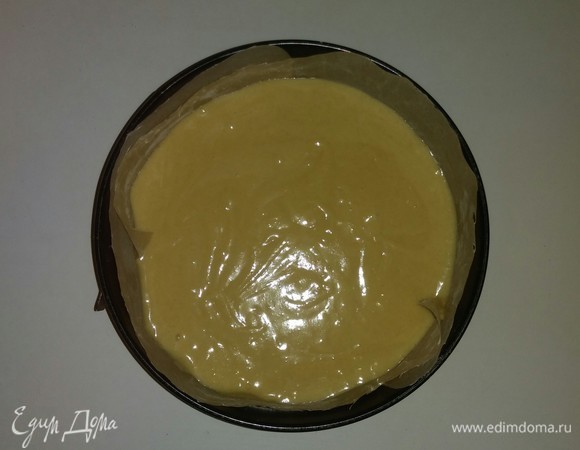 Разъемную форму застилаем бумагой для выпечки. Смазываем бумагу оливковым маслом и чуть посыпаем блинной мукой. Затем выкладываем в форму тесто. Разогреваем духовку до 185°C и ставим в нее форму с тестом для коржа на 1 час (время выпечки зависит от вашей духовки).