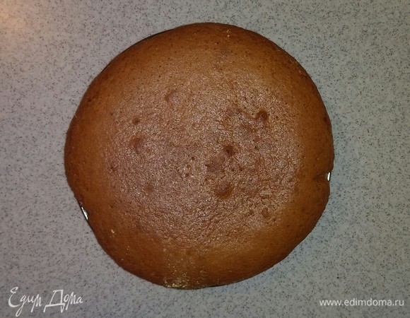 Спустя 1 час достаем из духовки испекшийся корж, вынимаем его из формы и, пока корж горячий, удаляем с него бумагу для выпечки. Затем оставляем его чуть остыть.