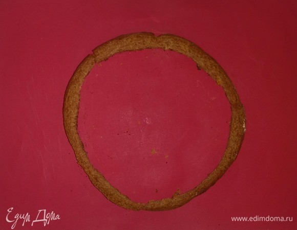 Срезаем боковую часть коржа по кругу (толщина срезанной части должна быть 5 миллиметров).